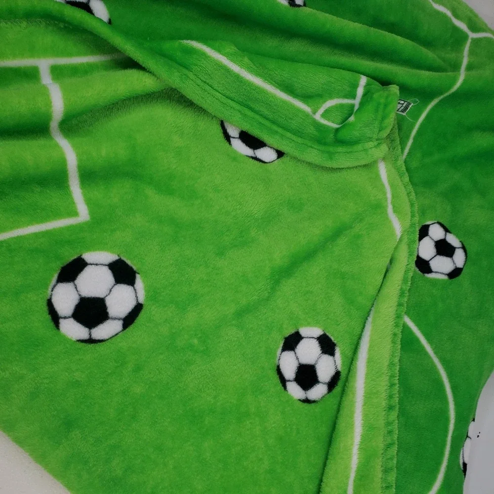 DICK'S Sporting Goods Green Soccer Ball Field‎ Throw Blanket